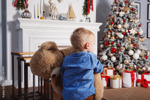 Tableau sur toile Little baby boy with huge teddy bear.