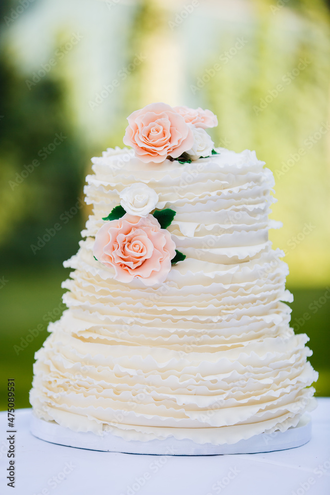 Premium Photo | Beautiful big white wedding cake