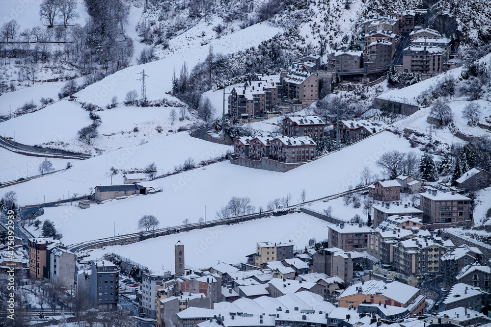 Andorra is one of the snowiest places in the Pyrenees. It is therefore the ideal place to practice many winter activities with family or friends