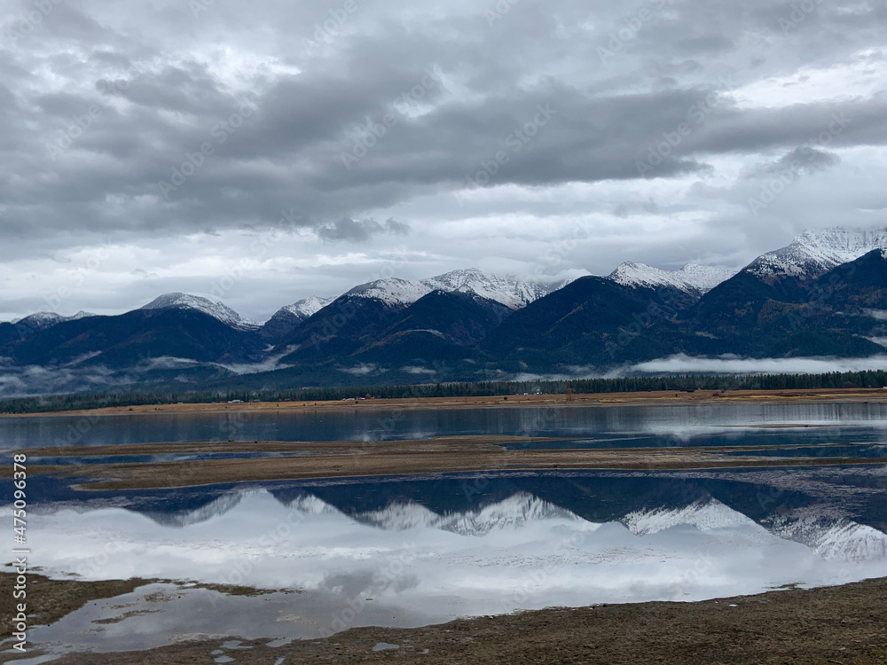 Obraz premium lake and mountains