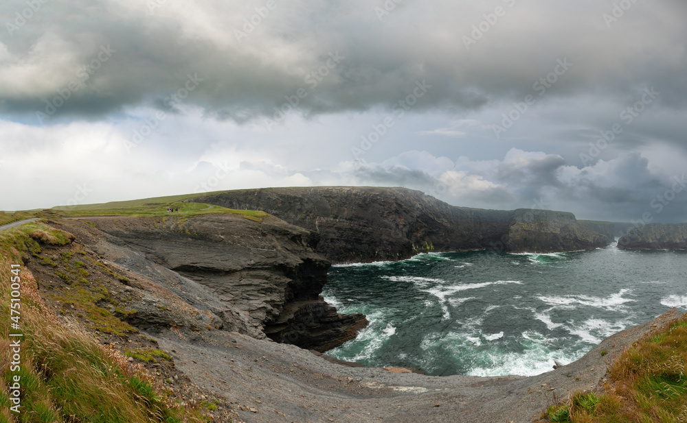 Obraz premium Panoramic landscape of black rocky coast in a county Kerry. Ireland.