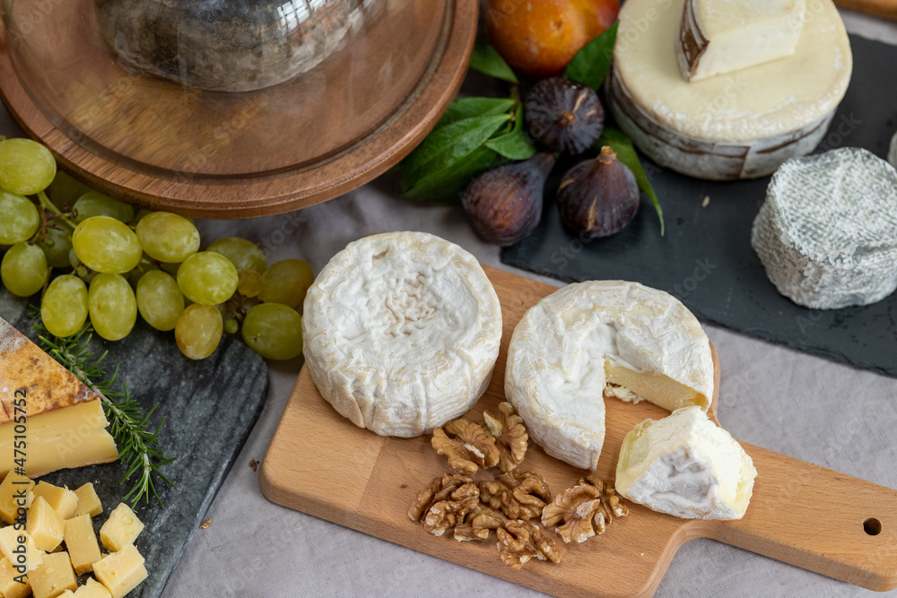 Fototapeta premium Variedad de quesos con higos, uvas y nueces (frutos secos)