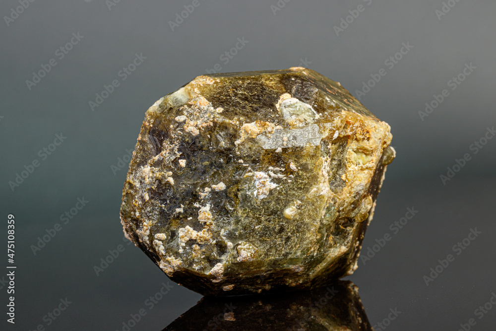 Naklejka premium macro mineral stone Andradite on a black background