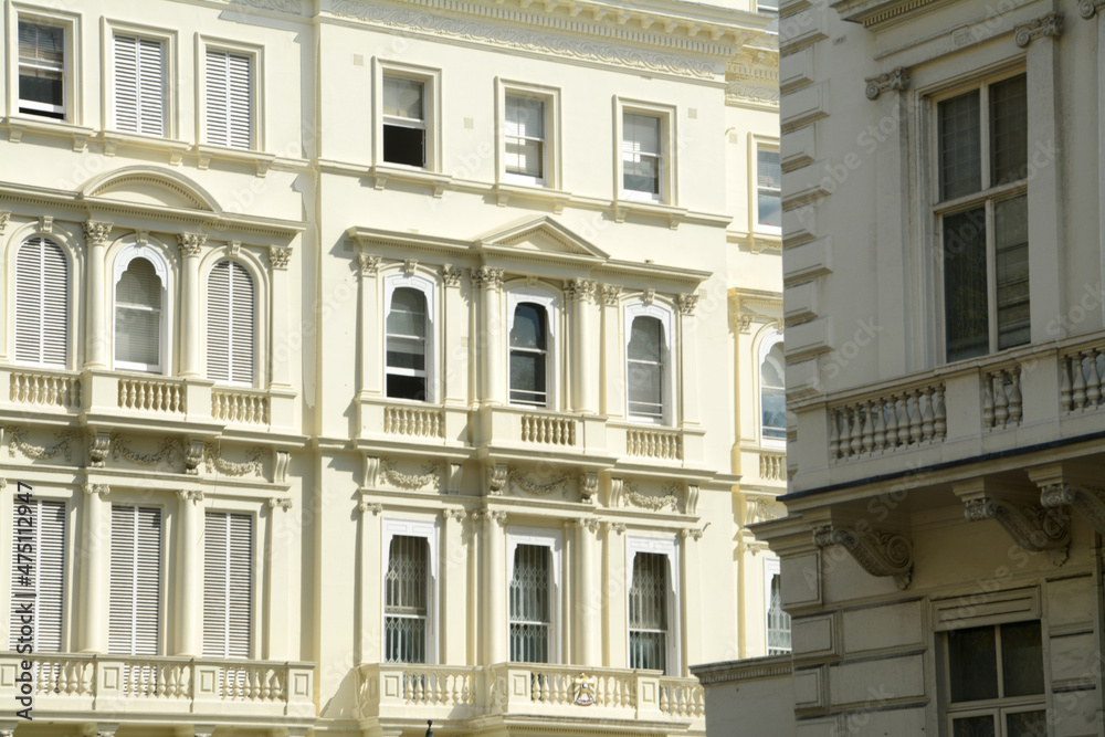 the luxury district of Kensington is characterized by elegant Georgian residences and luxurious buildings.