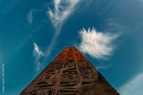 Fotografia Low angle shot of the Obelisk of Karnak Temple, Egypt