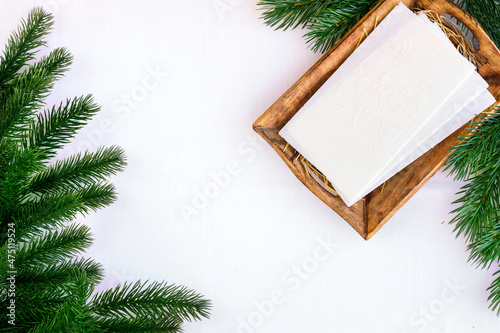 Opłatek ułożony na sianku na drewnianej tacy otoczony gałązkami świerku. Polska tradycja wigilijna. Bożonarodzeniowe tło