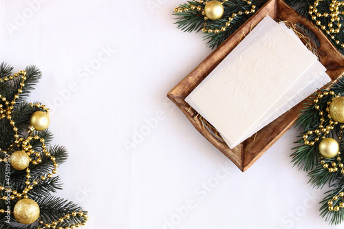  Stół wigilijny z opłatkiem, gałązkami świerku i ozdobami świątecznymi. Bożonarodzeniowe tło
