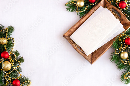 Stół wigilijny z opłatkiem, gałązkami świerku i ozdobami świątecznymi. Bożonarodzeniowe tło
