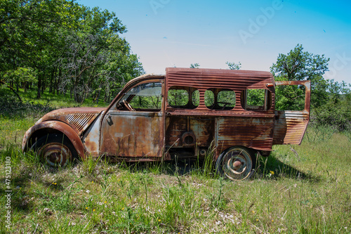 Fotobehang vieille voiture 2CV citroen abandonnee dans un champ du quercy