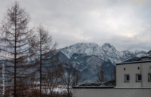 Obraz na płótnie Zakopane. Widok na Giewont z szpitalnego okna. w salonie