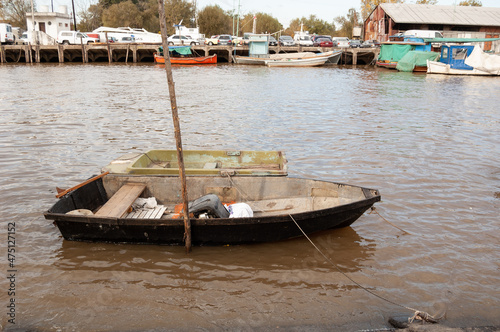 bote abandonado en el rio © foodph