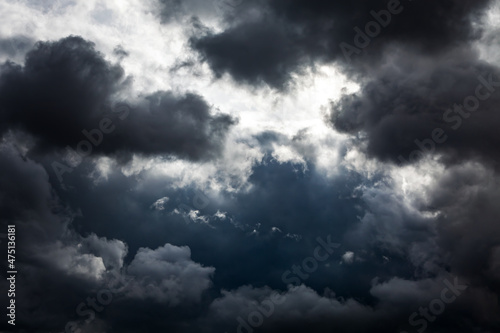 Dramatyczne chmury w tle