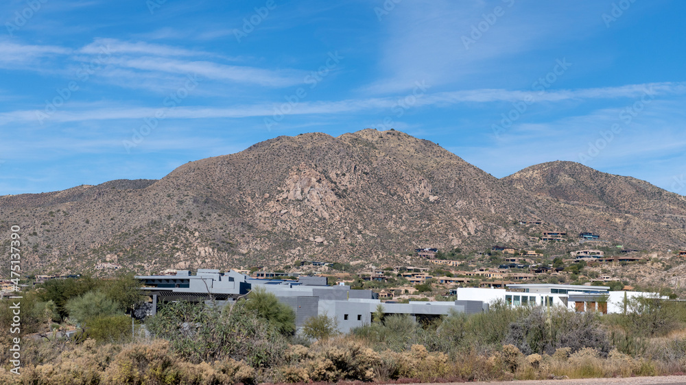 Obraz premium Houses a the bottom of a mountain in the Sonoran desert