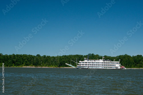sternwheeler riverboat on the columbia river.