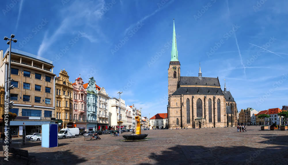 Pilse, Hauptplatz und Kirche Sankt Bartolomäus