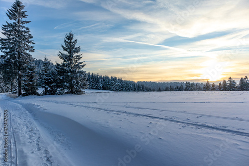 Erste Winterwanderung auf dem Rennsteig bei schönstem Sonnenuntergang - Deutschland © Oliver Hlavaty
