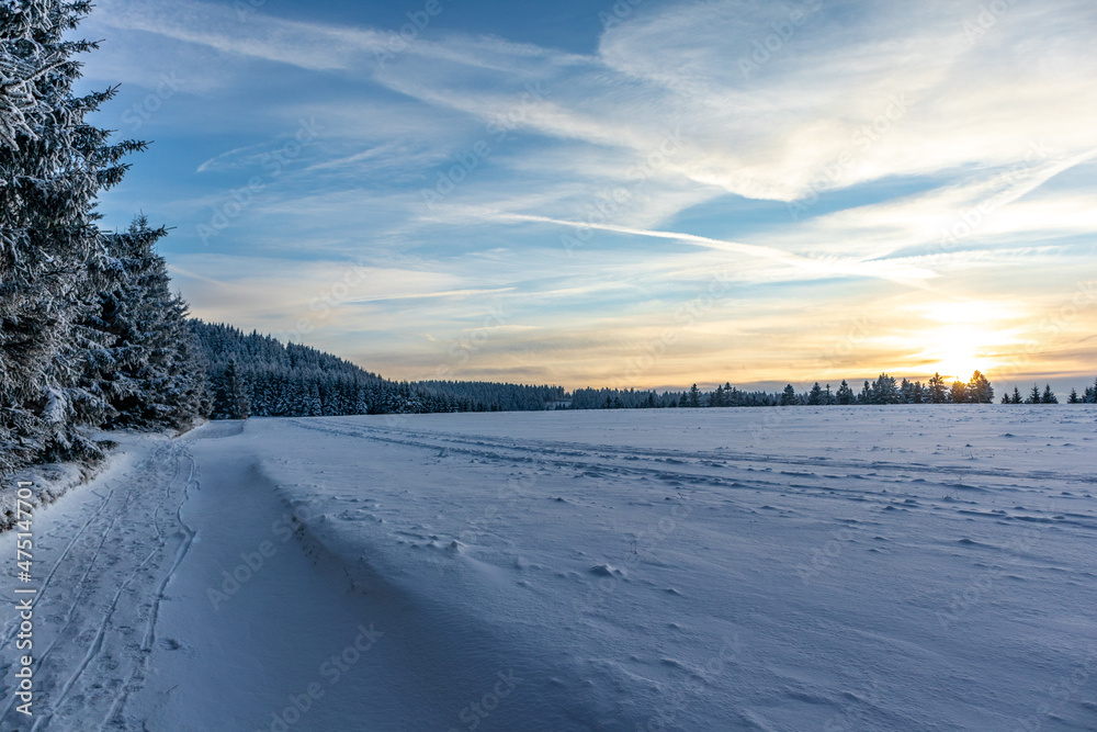Erste Winterwanderung auf dem Rennsteig bei schönstem Sonnenuntergang - Deutschland