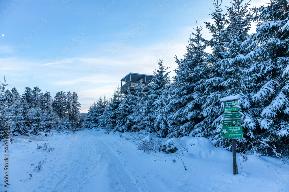 Obraz premium Erste Winterwanderung auf dem Rennsteig bei schönstem Sonnenuntergang - Deutschland
