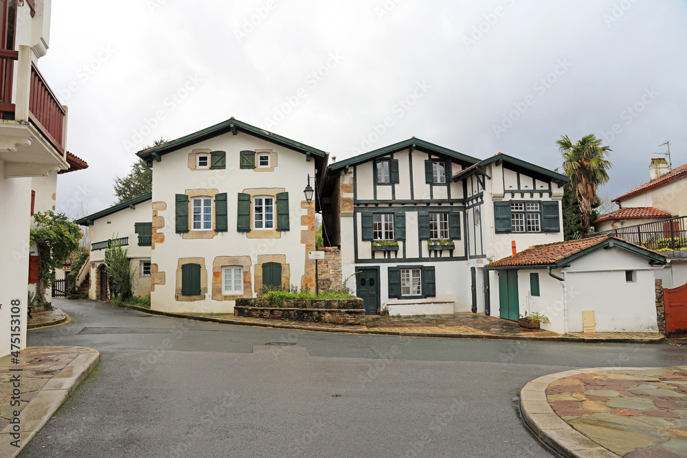 calle de  casas con ventanas verdes en ascain pueblo vasco francés francia 4M0A7776-as21