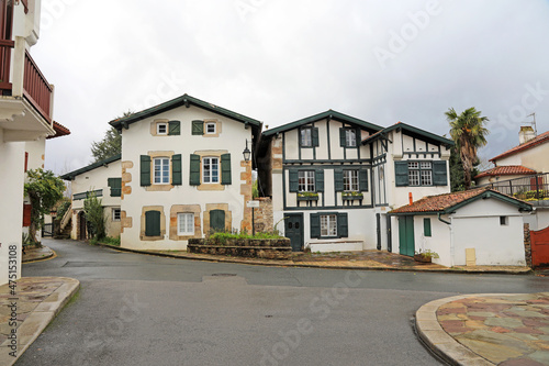 calle de  casas con ventanas verdes en ascain pueblo vasco francés francia 4M0A7776-as21 © txakel