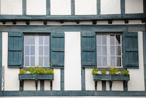 fachada de casa con ventanas verdes en ascain pueblo vasco francés francia 4M0A7784-as21 photo