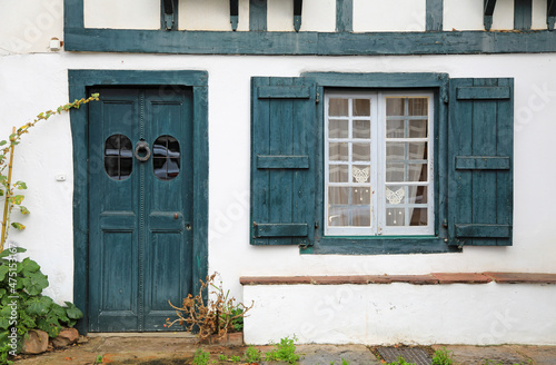 fachada de casa con puerta y ventanas verdes en ascain pueblo vasco francés francia 4M0A7787-as21