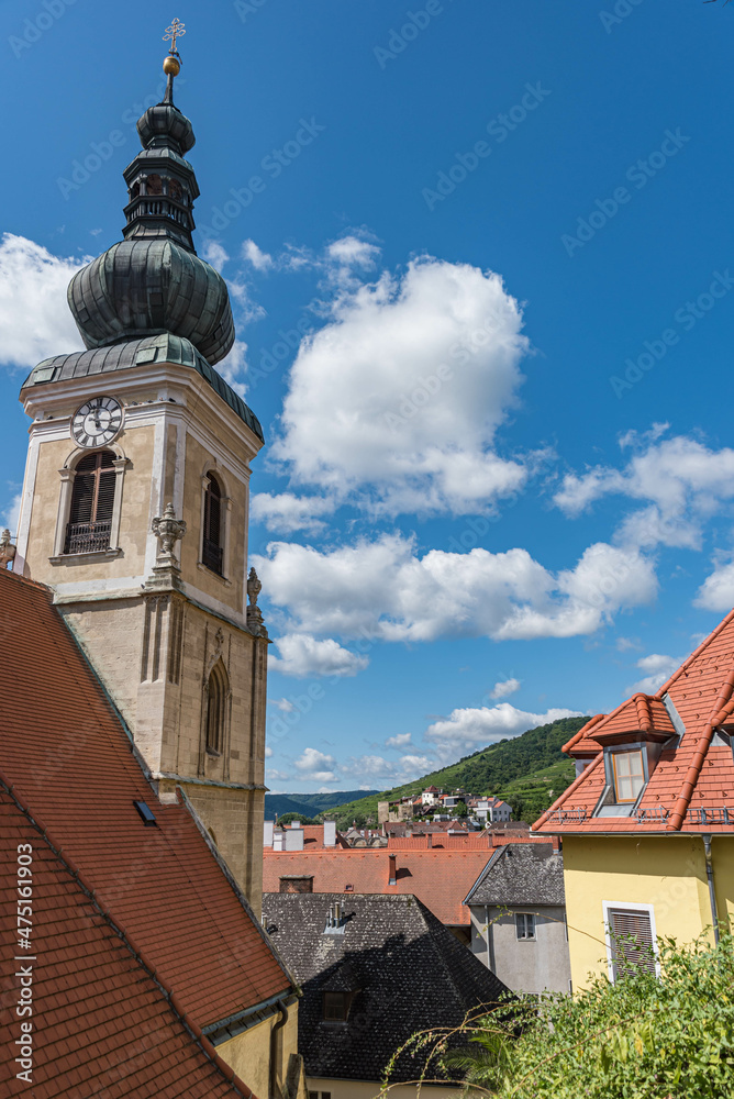 Gasse und Kirchturm in Stein an der Donau