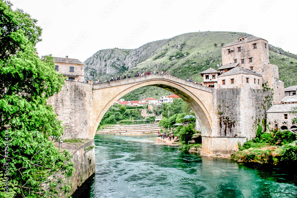  Skyline of Mostar with the Mostar Bridge, houses and minarets, at sunset. Location: Mostar, Old Town, Bosnia and Herzegovina, Europe