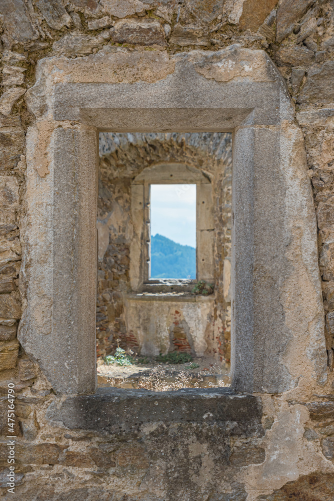 Fenster in altem Gemäuer