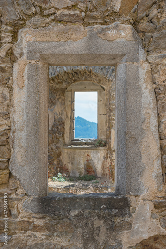 Fenster in altem Gemäuer