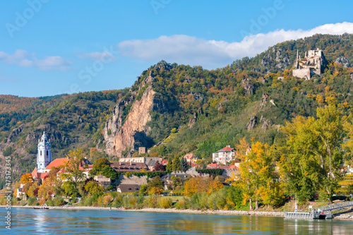 Fototapeta Naklejka Na Ścianę i Meble -  Durnstein town in Wachau valley in autumn, Austria