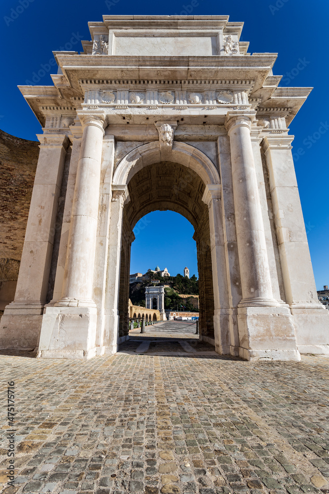 L'arco Clementino con l'Arco di Traiano e il Duomo di San Ciriaco al porto di Ancona