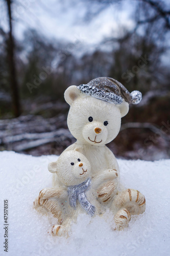 Teddyfiguren im Schnee