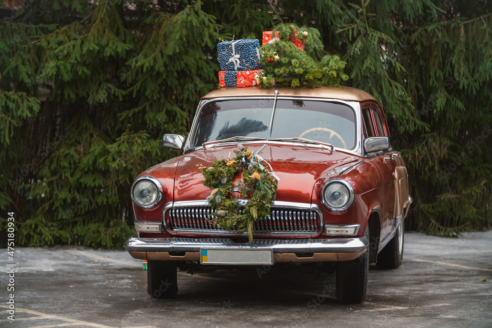 Fototapeta premium retro red car with gifts on the roof
