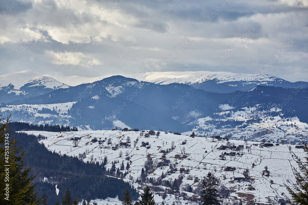 Obraz premium winter view of the city in the carpathians