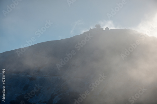 Karkonosze - szczyt Śnieżki za poranną mgłą