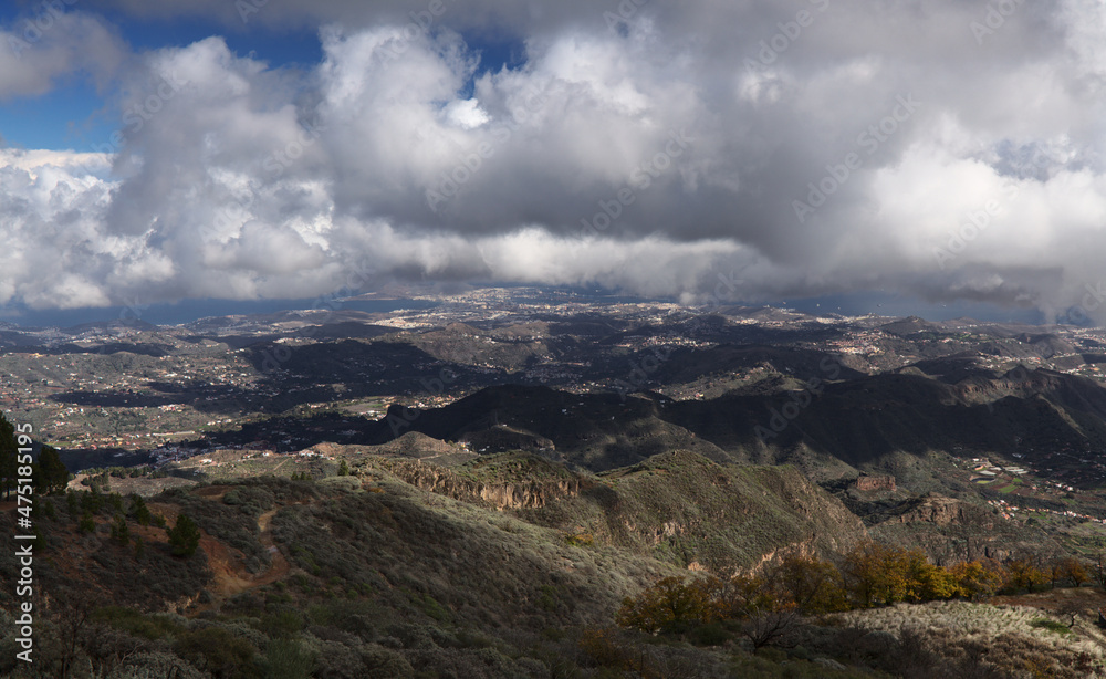 Naklejka premium Gran Canaria, hiking route between Tenteniguada village in Valsequillo municipality and Pico de las Nieves, the highest point of the island, December