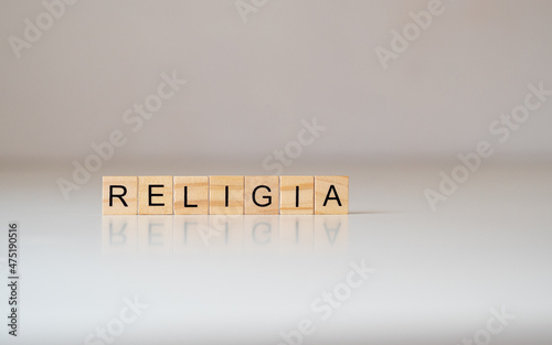 Religia - napis z drewnianych kostek