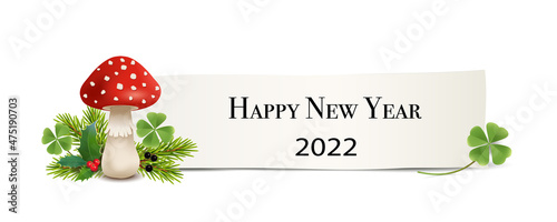 Silvester Banner mit Neujahres Wünsche für 2022 in englisch,
Silvester Karte mit Glücks-Pilz, Ilex Zweig, Kleeblätter, Tannenzweige und Beeren,
Vektor Illustration isoliert auf weißem Hintergrund
