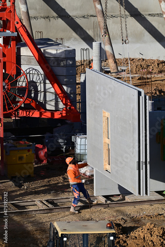 déchargement de panneau préfabriqué en béton sur un chantier de construction photo