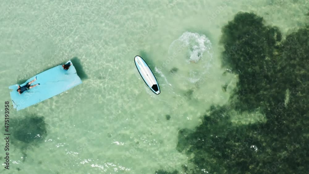 plano cenital de Hombre  en tabla de surf 