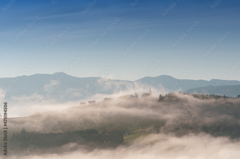 Windhag ein Dorf im Mostviertel im Nebel mit Blick auf die Alpen,Österreich, Ybbstal