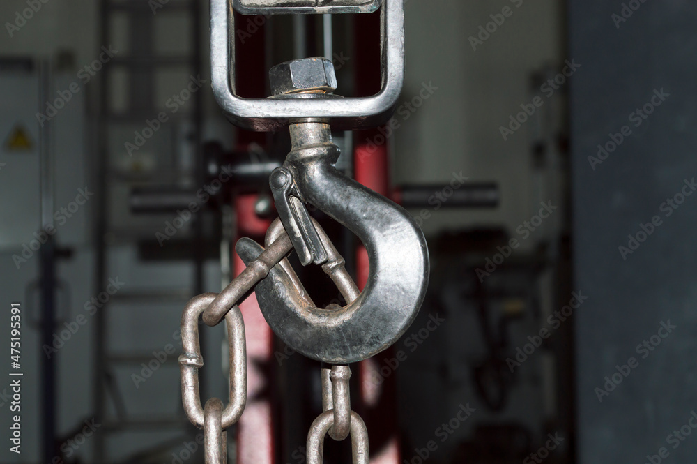 The rigging chain hangs on the hook of the lifting mechanism The rigging chain hangs on the hook of the lifting mechanism