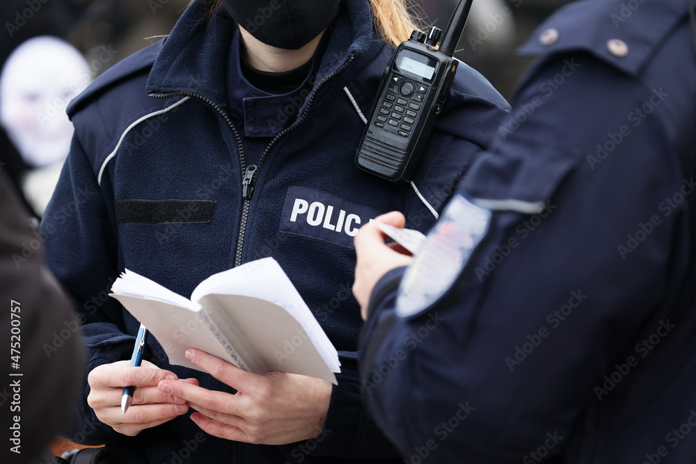 Legitymowanie osoby przez Polscy policjanci.  - obrazy, fototapety, plakaty 