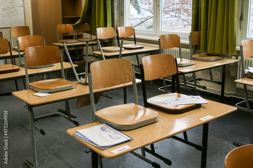 leeres klassenzimmer mit hochgestellten stühlen im efeu-campus berlin-neukölln zu coronazeiten photo