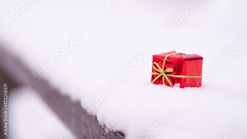 Prezent na śniegu, święta, zima, wesołych świąt. 