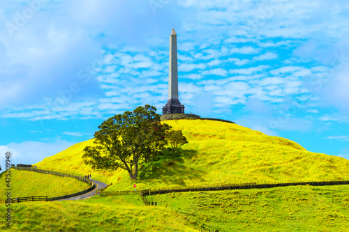 Obraz na płótnie Landscape View of One Tree Hill Park Auckland New Zealand; Calm Morning Time with a Cloudy Period w salonie