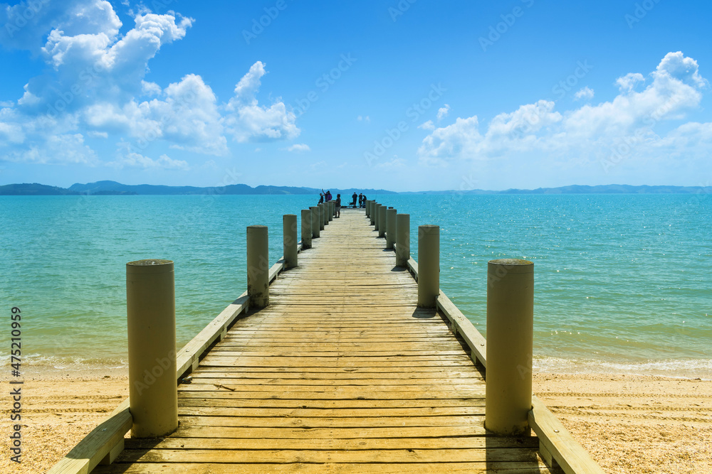 Obraz premium Small Wharf at Magazine Bay Beach, Maraetai, Auckland New Zealand; Panoramic View during Low Tide; Fishing Spot 