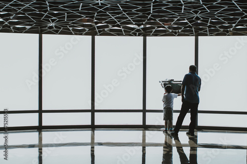 Obraz na plátně Family using a digital electronic telescope of the Burj Khalifa at the observati