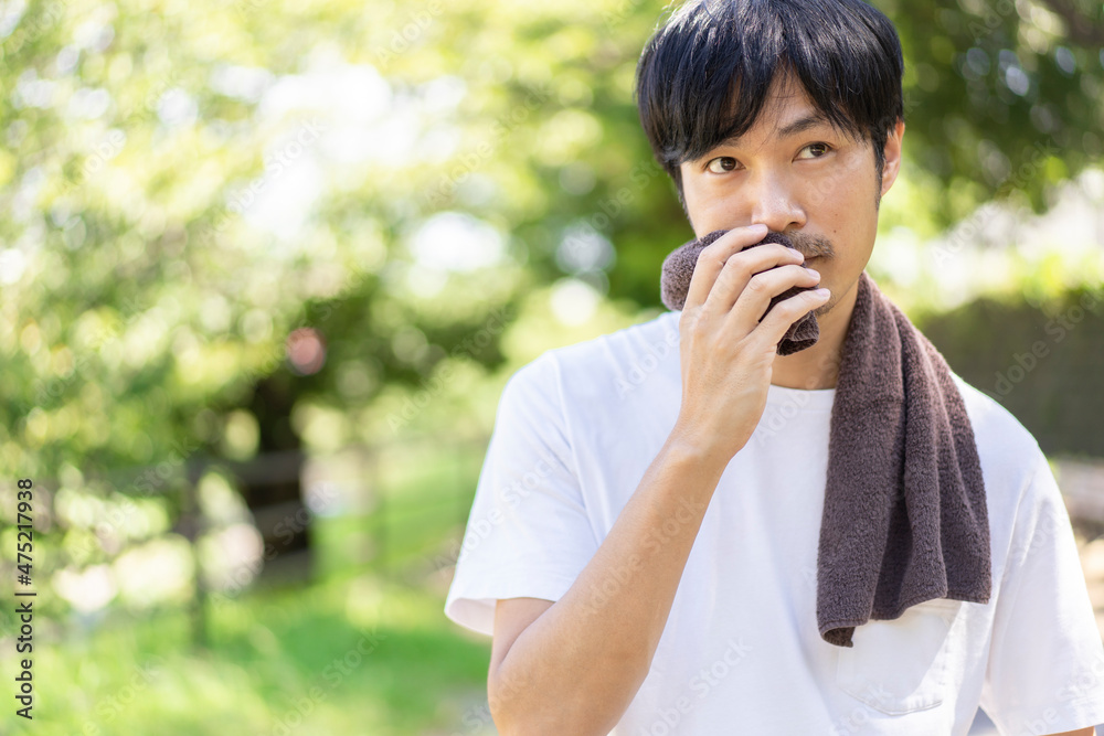 公園でジョギングをする男性